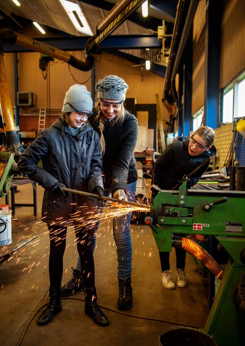 Hvam Smede har hvert år besøg af 6 klasse fra Skave Skole i deres produktion. Fotograf Jens Bach HjerlHede