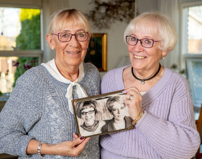 Tvillingesøstre Ruth og Grethe, der er 74 år gamle og har en helt speciel historie og forbindelse til hinanden. Ruth har – helt ud over det sædvanlige – nu i 50 år har levet med sin tvillingesøsters nyre, som hun fik transplanteret ind som 24-årig, efter at have været nyresyg siden hun var barn. Fotograf Jens Bach RuthGrethe
